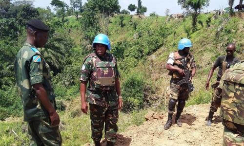 Kamanda wa kikosi cha Tanzania huko DRC, Luteni Kanali John Ndunguru katika mazungumzo na afisa wa jeshi la DRC, FARDC huko Beni, DRC.