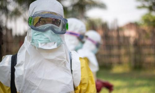 Katika kliniki moja ya kutibu wagonjwa wa Ebola huko Mbandaka jimbo la Kivu Kaskazini, mhudumu akiwa amevalia mavazi rasmi ili kuepusha maambukizi.