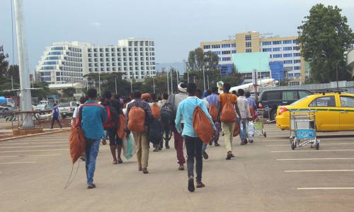 Wahamiaji kutoka Ethiopia waliokuwa wamekwama nchini Yeman wakirejea Addis Ababa kwa msaada wa IOM