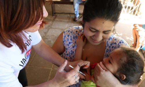 Mtoto akipatiwa chanjo dhidi ya surua nchini Paraguay. Picha: WHO/PAHO