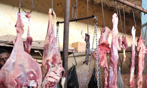 Nyama ikiwa katika soko la Hamarwayne, Mogadishu, Somalia