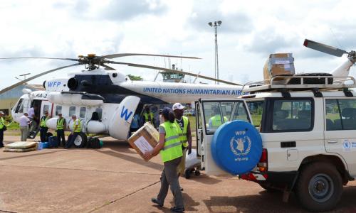 Crédits Photo: PAM/Olivier Nkakudulu. Le PAM participe à la riposte au virus Ebola en RDC en apportant une aide alimentaire et logistique (photo d'archive: mai 2018).