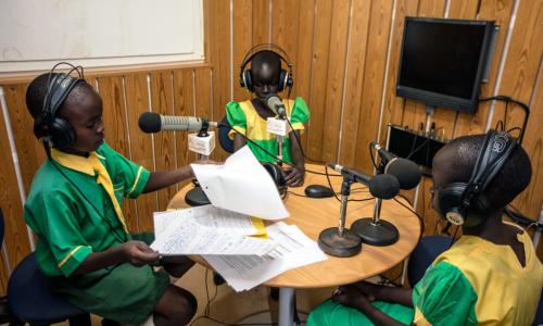Wanafunzi wakiwa katika moja ya vipindi maalum kwenye Radio Miraya ya ujumbe wa Umoja wa Mataifa Sudan Kusini, UNMISS