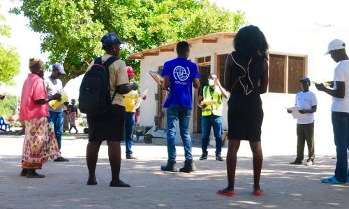 In IOM teams in Mandruzi resettlement site, in Sofala Province, Mozambique,  train site leadership committee on COVID-19 prevention to pass on messages to site residents.