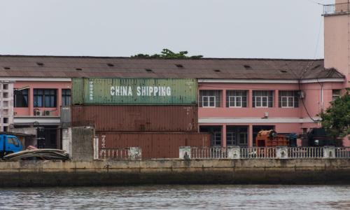 Shehena za usafirishaji mizigo kwenye bandari katika Jamhuri ya Kidmokrasia ya São Tomé na Príncipe.  Picha: UNCTAD/Jan Hoffmann.