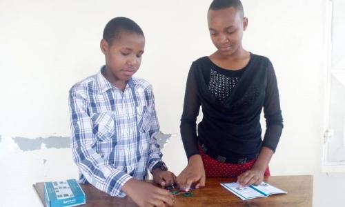Kutokana na janga la Corona lililosababisha shule kufungwa, nchini Tanzania wabunifu MITZ Group wamebuni kifaa cha kuwezesha wanafunzi (pichani) kufanya mafunzo ya sayansi kwa vitendo wakiwa nyumbani bila mwalimu.