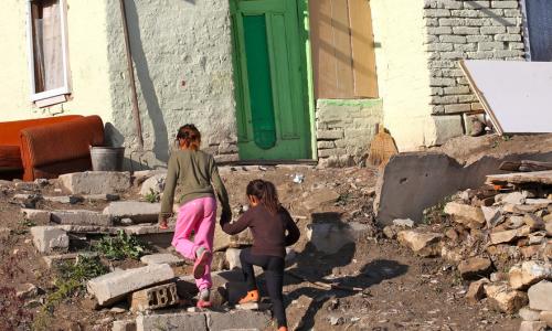 Watoto wakitembea katika jamii ya waRoma mji wa Shumen, Bulgaria Kaskazini. Picha: UNICEF/UNI154440/Pirozzi.