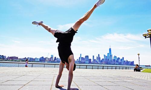 Jon Witt, akifanya mazoezi ya Yoga Jersey City
