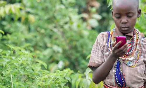 Mtoto wa kimasai nchini akipata maarifa kupitia simu ya kiganjani.  Picha: Worldreader