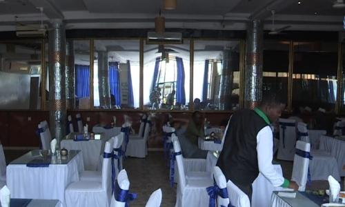 Ndani ya hoteli ya Makkah Al Mukarama kwenye mji mkuu wa Somalia, Mogadishu. Picha: UNSOM video screen capture