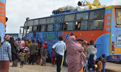 À la mi-juin, six autobus transportant plus de 387 personnes ont quitté le camp de Dadaab, au nord-est du Kenya, vers la Somalie. Le Haut-Commissariat des Nations Unies pour les réfugiés (HCR) aide les réfugiés avec des dons en espèces, des articles de se