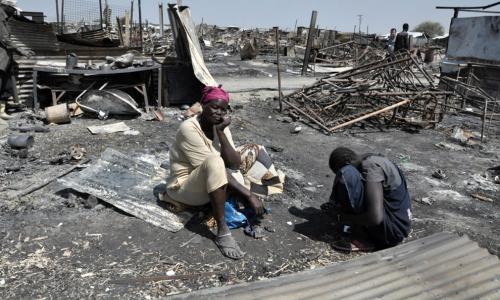 Des femmes déplacées sont assises sur les cendres de leur abri qui a été brûlé pendant des combats et incendies, les 17 et 18 février 2016, dans le site de protection des civils de l’ONU à Malakal, au Soudan du Sud. Photo : OCHA / Guiomar Pau Sole