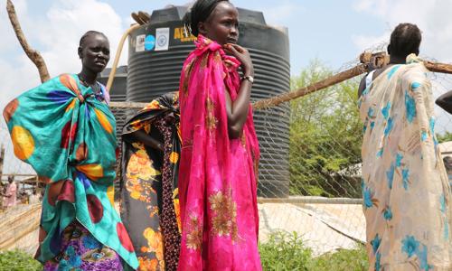 Des femmes déplacées par des combats à Juba, au Soudan du Sud, attendent de remplir des containers d’eau. Photo UNICEF/UN025202/Irwin