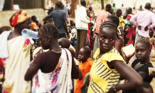 Wanawake na watoto wakiwa kwenye foleni wakisubiri kuandikishwa huko jimbo la Upper Nile nchini Sudan Kusini. Picha: UNICEF/Pires