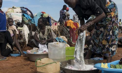 Katika picha hii kutoka maktaba, Ronda, (kulia) mmoja wa wakimbizi wa ndani akifua nguo zake kwenye kituo cha kufadhi raia huko Wau Sudan Kusini.  Picha: UNICEF/Ohanesian (maktaba)