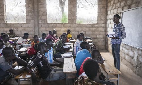 Mkimbizi kutoka Sudan Kusini akifundisha katika shule ya Msingi kwenye kambi ya wakimbizi iitwayo Kule, nchini Ethiopia. Picha: UNHCR/Petterik Wigger