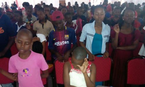 Watoto yatima na watoto kutoka familia masikini wakihudhuria warsha ya siku tatu mjini Kibaha mkoani Pwani nchini Tanzania juu ya ya jinsi ya kubaini, kuendeleza na kufaidika na vipaji vya watoto hawa katika shule mbalimbali, ikiwa ni sehemu ya SDGs. 