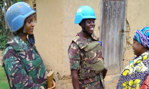 Walinda amani wanawake kutoka Tanzania katika mazungumzo na mwanamke mkazi wa Beni, nchini DRC
