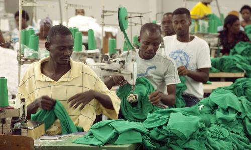 Des travailleurs du parc industriel de Sonapi, à Port-au-Prince, en Haïti. Photo : ONU / Eskinder Debebe