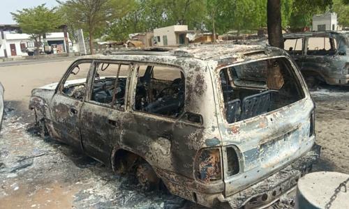 Gari za UN zilizoharibiwa wakati washambuliaji wenye silaha waliposhambulia mji wa Monguno katika jimbo la Borno, Nigeria.