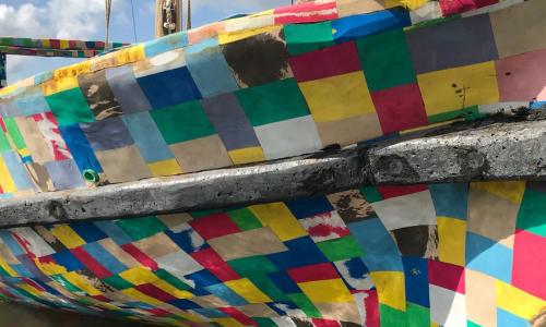 Dau la kijadi lenye urefu wa mita 9 lilolotengenezwa kwa tani 10 za mabaki ya plastiki, litakuwa dau la kwanza la aina yake kuzinduliwa na kuanza safari yake tarehe 24 mwezi huu wa Januari kutoka Lamu Kenya mpaka Zanzibar Tanzania. Picha: UN Environment.