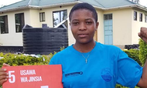Vijana wa kike na wa kiume wanashiriki kwenye programu za kuelimisha umma kuhusu madhara ya ukeketaji na wito unaotolewa juu ya utekelezaji wa lengo namba 5 la malengo ya maendeleo endelevu, SDGs linalotaka usawa wa kijinsia. Warren Bright/UNFPA Tanzania