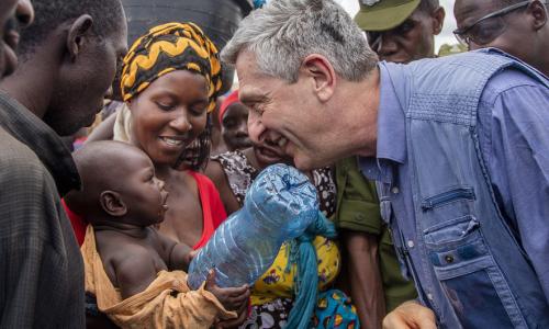 Kamishna Mkuu wa shirika la wakimbizi duniani, UNHCR Filippo Grandi akizungumza na mwanamke aliyebeba mwanae kwenye kambi ya wakimbizi ya Nyarugusu wilayani Kasulu, mkoani Kigoma nchini Tanzania tarehe 7 Februari 2019.  Picha: UNHCR/Georgina Goodwin