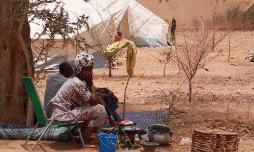 Mwanamke aliyefurushwa Kaskazini mwa Mali ukanda wa Sahel akiwa katika makazi ya muda karibu na kituo cha basi Mopti