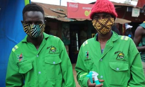 Wafanyikazi katika makazi duni ya Kibera jijini Nairobi, Kenya wanachukua hatua za kujikinga na virusi vya Corona