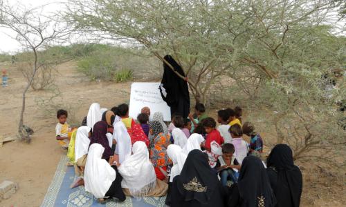 Wanafunzi wakisomea chini ya mti, Hudaydah, Yemen.