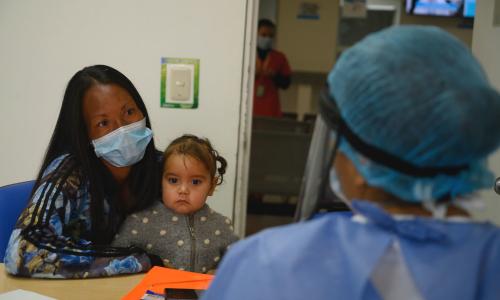 Mama na mwanawe wakiwa hospitalini nchini Colombia akati huu wa janga la COVID-19