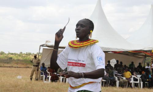 Mwanamke akiwa ameshikilia kisu kilichotumika kwenye ukeketaji.