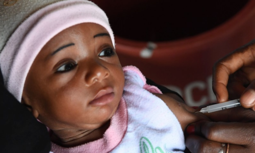 Une petite fille se fait vacciner à Bouaké, en Côte d'Ivoire. La vaccination dans le pays est gratuite pour les enfants de moins d'un an, mais trois enfants sur cinq ne sont pas vaccinés avant leur premier anniversaire.