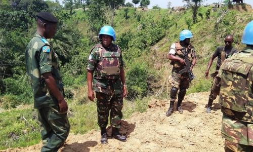 Kamanda wa kikosi cha Tanzania huko DRC, Luteni Kanali John Ndunguru katika mazungumzo na afisa wa jeshi la DRC, FARDC huko Beni, DRC.