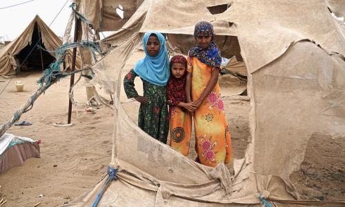 Watoto wakimbizi wa ndani wakiwa kwenye hema lililochanika katika makazi ya wakimbizi wa ndani ya Abs nchini Yemen.