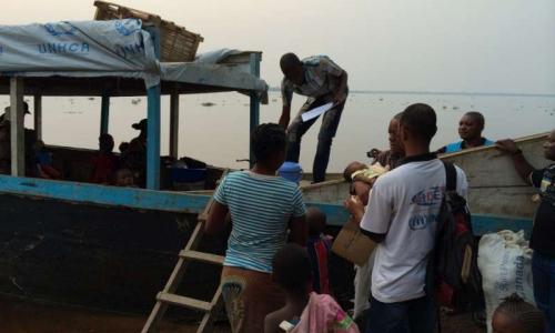 Des réfugiés congolais débarquent du bateau qui les a ramenés chez eux après la traversée de la rivière Oubangui.
