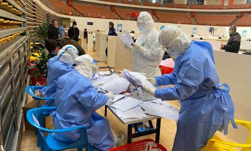 Huachao Sang,Daktari kutoka wilaya ya Jiangsu akitafuta karatasi za mgonjwa wake katika hospitali ilioko Wuhan.