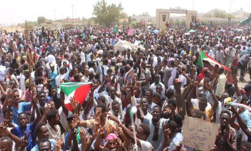 Umati wa watu wakianadamana kwenye mitaa ya mji mkuu wa Sudan Kharthoum 11 Aprili 2019