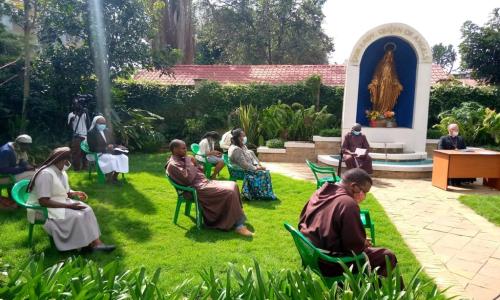 Shirika la Wafransisko Wakapuchini wa nchini Kenya wakiwa kwenye tukio la kupanda miti kuadhimisha miaka 5 tangu Papa Francis apitishe tamko la kutunza mazingira.
