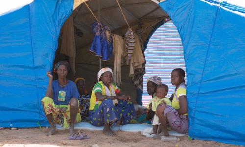 Familia waliokimbia machafuko wakiwa ndani ya chandarua kambi ya Pissila nchini Burkina Faso