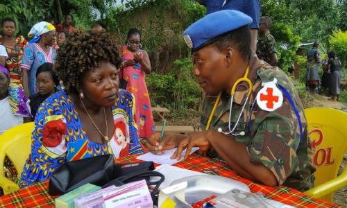Sajini Tekla Kibiriti wa kikundi cha 7 cha kikosi cha TANZBATT 7 kilichoko kikosi cha kujibu mashambulizi cha MONUSCO, FIB, akitoa huduma ya afya kwa wanawake wakazi wa kata ya Matembo iliyoko Beni jimboni Kivu Kaskazini nchini Jamhuri ya Kidemorkasia ya 
