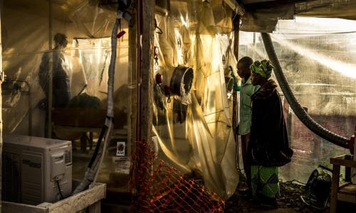Picha ya maktaba ikiwaonesha wazazi wakimtembelea binti yao mwenye umri wa miaka 15 ambaye anashukiwa kuwa na Ebola kwenye ktiuo cha matibabu huko Beni, DRC.