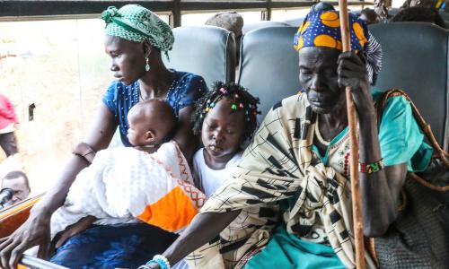 Familia iliyotawanywa ikiondoka katika kambi ya ulinzi wa raia ya Umoja wa Mataifa mjini Juba kurejea nyumbani kwao Jonglei Sudan Kusini