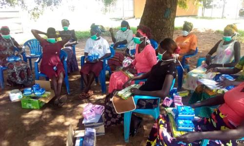 Martha Achok akikuza uelewa kuhusu jinsi ya kuzuia kusambaa kwa COVID-19 nchini Uganda.