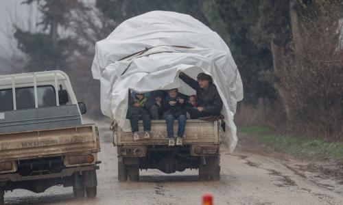 Familia kutoka Idlib zikipotelea vita na usalama huko Afrin uko serikali ya vijijini ya Aleppo mnamo January.