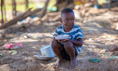 Mtoto nchini Madagascar akila mlo wake wa mchana. Mafuriki yamesababisha mtoto huyu kujikuta mkimbizi wa ndani.