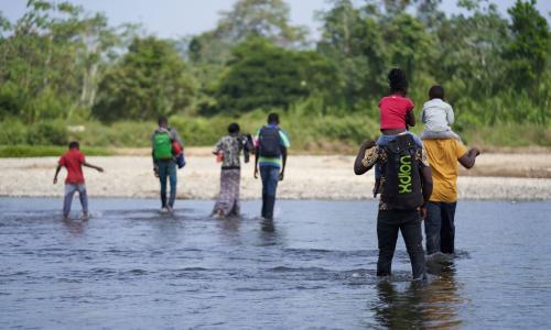 Ndugu wawili Romeu na Kulutwe kutoka Angola wakiwa na familia zao wakivuka mto Tuquesa kuelekea Bajo Chiquito ambacho ni kijiji cha kwanza nchini Panama katika mpaka wa Colombia