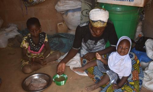 Familia eneo la Kaya jimbo la Sanmatenge nchini Burkina Faso ikipata mlo baada ya kupokea mgao kutoka WFP.