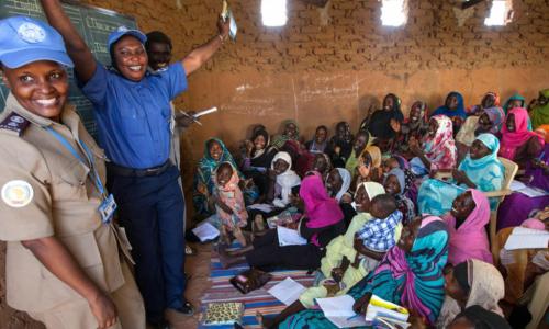 Polisi wa UNAMID wakiwezesha mafunzo ya lugha ya kiingereza kwa wanawake wakimbizi wa ndani mjini El Fasher , Kaskazini mwa Darfur Sudan