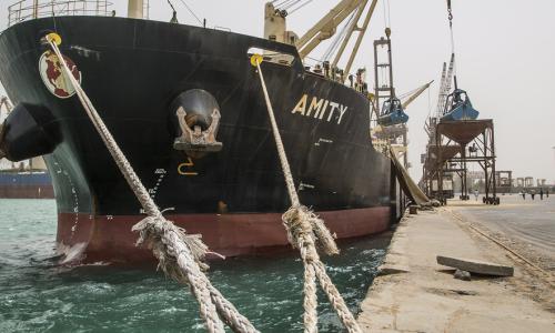 Meli Amity ikiwa imetia nanga katika bandari ya Hudeidah Yemen. bandari hiyo ndiyo msaada karibu wote kwa yemen hupitia. Picha: WFP/Fares Khoailed 